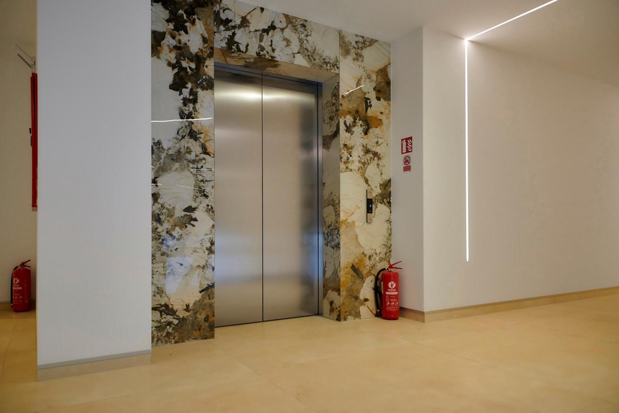 You & Me Pula With Garage Parking Exterior foto