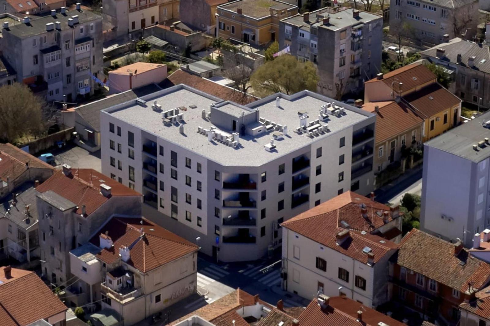 You & Me Pula With Garage Parking Exterior foto